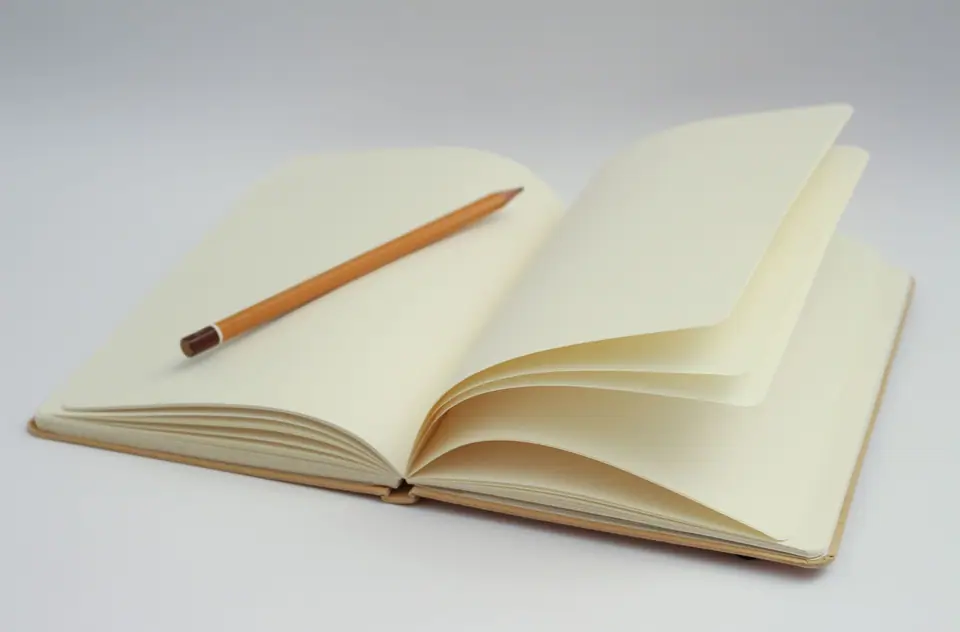 Açık kitap ve kurşun kalem, okuma masası